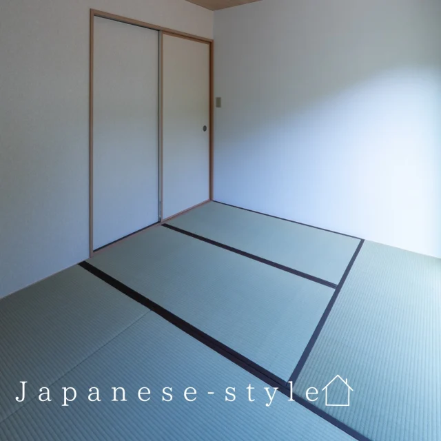 .
.
＼癒やしの和空間♪／
　　　　　　　　　　　　　　　　　　
落ち着いた雰囲気の和室は、ゴロンと寝ころびたくなる心地よさです。
来客時の客間としてはもちろん、普段は家族のくつろぎの場、お子様の遊び場、洗濯物を畳むスペースなどにも活用できます。
冬は暖かく、夏は比較的涼しいといった断熱性も魅力の一つです。

-------------------------------------
他にもたくさんの施工事例を⁣

ホームページでご紹介しています。⁣

プロフィール @shibayama_komuten より⁣

ぜひ、ご覧ください。
-------------------------------------⁣

#片付けが楽になる家
#片付く家で家族時間充実 
*
#柴山工務店 #佐世保工務店 #佐世保新築 #長崎工務店 #佐世保建設業 #マイホーム #リノベーション #リフォーム  #新築設計施工 #新築注文住宅 #一戸建て #一軒家 #佐世保建築 #家スタグラム
*
#家族の時間 
#暮らしを楽しむ 
#ママ目線の家 
#温もりのある暮らし 
#家事動線のいい間取り
#高性能住宅 
#主婦目線の家づくり
*
#interiordesign #homeplan 
*
#和室 #和室デザイン #和室スペース #和室のある家 #和室のある暮らし
