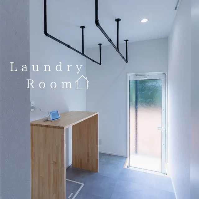.
.
＼家事効率が格段に上がる♪／
　　　　　　　　　　　　　　　　　　
洗濯、乾燥、アイロンがけを一部屋で完結できるランドリールーム。
天候に左右されず洗濯物を乾かせ、室内干しの生活感も軽減。
洗濯用品をまとめて収納でき、動線もスムーズになります。

-------------------------------------
他にもたくさんの施工事例を⁣

ホームページでご紹介しています。⁣

プロフィール @shibayama_komuten より⁣

ぜひ、ご覧ください。
-------------------------------------⁣

#片付けが楽になる家
#片付く家で家族時間充実 
*
#柴山工務店 #佐世保工務店 #佐世保新築 #長崎工務店 #佐世保建設業 #マイホーム #リノベーション #リフォーム  #新築設計施工 #新築注文住宅 #一戸建て #一軒家 #佐世保建築 #家スタグラム
*
#家族の時間 
#暮らしを楽しむ 
#ママ目線の家 
#温もりのある暮らし 
#家事動線のいい間取り
#高性能住宅 
#主婦目線の家づくり
*
#interiordesign #homeplan 
*
#ランドリールーム #家事の時短 #家事のハードルを下げる #ランドリールームのある間取り #ランドリールームのある家