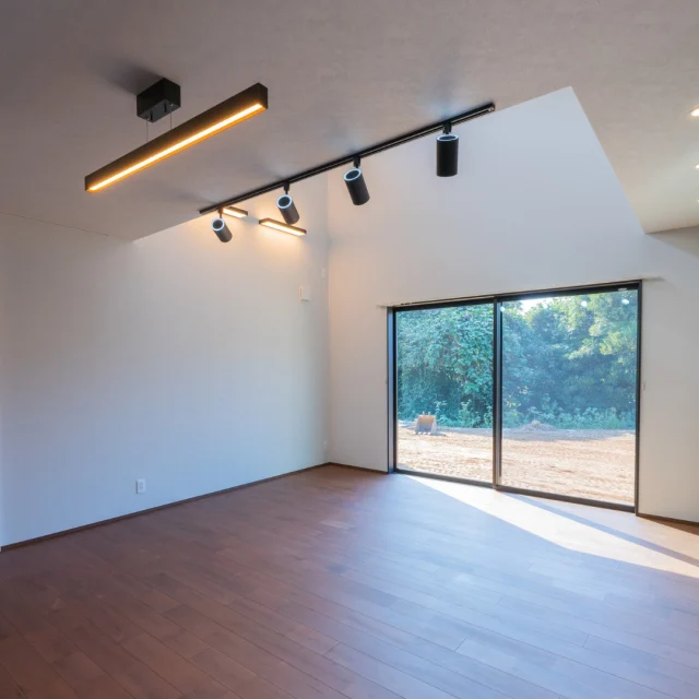 .
.
＼空間を彩る照明🔦／

陽射しが心地よい、広々としたリビング。
温かい光のライン照明と、角度調節可能なスポットライトで、空間をスタイリッシュに演出しています。

-------------------------------------
他にもたくさんの施工事例を⁣

ホームページでご紹介しています。⁣

プロフィール @shibayama_komuten より⁣

ぜひ、ご覧ください。
-------------------------------------⁣

#片付けが楽になる家
#片付く家で家族時間充実 
*
#柴山工務店 #佐世保工務店 #佐世保新築 #長崎工務店 #佐世保建設業 #マイホーム #リノベーション #リフォーム  #新築設計施工 #新築注文住宅 #一戸建て #一軒家 #佐世保建築 #家スタグラム
*
#家族の時間 
#暮らしを楽しむ 
#ママ目線の家 
#温もりのある暮らし 
#家事動線のいい間取り
#高性能住宅 
#主婦目線の家づくり
*
#interiordesign #homeplan 
*
 #照明 #ライティングレール #空間デザイン #インテリア ##照明デザイン
