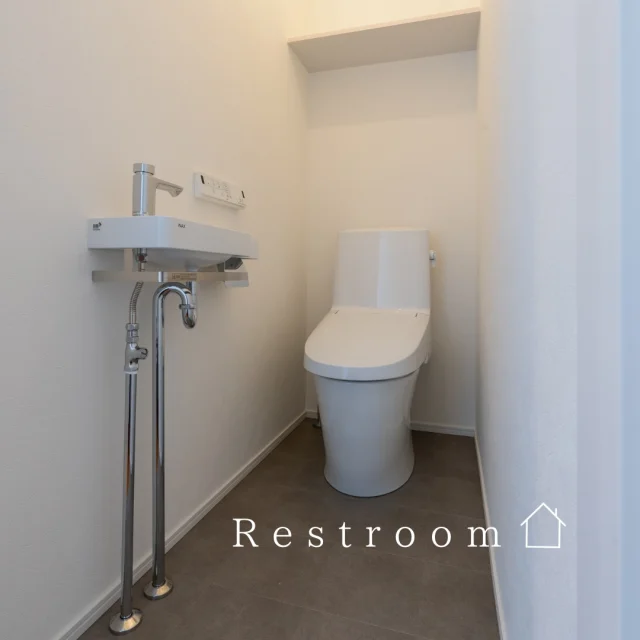 .
.
＼清潔感あふれる、心安らぐレストルーム🚽／

白を基調とした壁と落ち着いた色合いのフロアが、清潔感と洗練された雰囲気を演出しています。
ミニマルなデザインの壁掛け手洗い器は、すぐに手が洗えてとても便利です。

-------------------------------------
他にもたくさんの施工事例を⁣

ホームページでご紹介しています。⁣

プロフィール @shibayama_komuten より⁣

ぜひ、ご覧ください。
-------------------------------------⁣

#片付けが楽になる家
#片付く家で家族時間充実 
*
#柴山工務店 #佐世保工務店 #佐世保新築 #長崎工務店 #佐世保建設業 #マイホーム #リノベーション #リフォーム  #新築設計施工 #新築注文住宅 #一戸建て #一軒家 #佐世保建築 #家スタグラム
*
#家族の時間 
#暮らしを楽しむ 
#ママ目線の家 
#温もりのある暮らし 
#家事動線のいい間取り
#高性能住宅 
#主婦目線の家づくり
*
#interiordesign #homeplan 
*
#レストルーム #トイレ #新築 #モダンインテリア #家づくり
