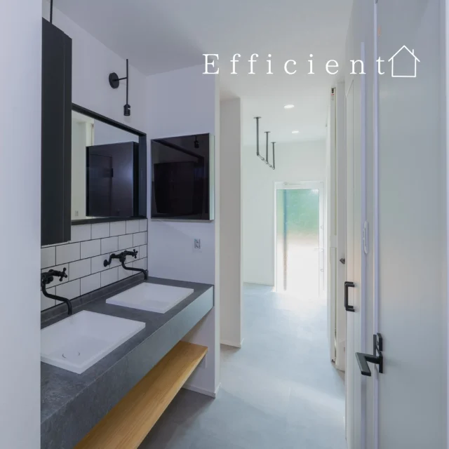 .
.
＼スムーズな家事動線♪／

モダンなデザインのダブルシンクが目を引く洗面所。
この洗面所から奥へと続く廊下は、ランドリールームへと直接つながっており、家事の効率を格段に向上させる理想的な動線となっています。

-------------------------------------
他にもたくさんの施工事例を⁣

ホームページでご紹介しています。⁣

プロフィール @shibayama_komuten より⁣

ぜひ、ご覧ください。
-------------------------------------⁣

#片付けが楽になる家
#片付く家で家族時間充実 
*
#柴山工務店 #佐世保工務店 #佐世保新築 #長崎工務店 #佐世保建設業 #マイホーム #リノベーション #リフォーム  #新築設計施工 #新築注文住宅 #一戸建て #一軒家 #佐世保建築 #家スタグラム
*
#家族の時間 
#暮らしを楽しむ 
#ママ目線の家 
#温もりのある暮らし 
#家事動線のいい間取り
#高性能住宅 
#主婦目線の家づくり
*
#interiordesign #homeplan 
*
#洗面所 #ランドリールーム #家事動線 #ダブルシンク #家事のハードルを下げる