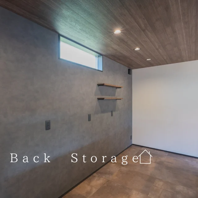 .
.
＼「見せる収納」で暮らしに彩りを／

お気に入りの小物や家族の写真などを「飾るように収納」できるスペースを設けました。
デザイン性の高い空間に、壁には満遍なくコンセントを配置。棚を置いて家電を置くなど、レイアウト変更にも柔軟に対応できます。
単なる収納ではなく、インテリアの一部として機能し、洗練された空間を演出します。

-------------------------------------
他にもたくさんの施工事例を⁣

ホームページでご紹介しています。⁣

プロフィール @shibayama_komuten より⁣

ぜひ、ご覧ください。
-------------------------------------⁣

#片付けが楽になる家
#片付く家で家族時間充実 
*
#柴山工務店 #佐世保工務店 #佐世保新築 #長崎工務店 #佐世保建設業 #マイホーム #リノベーション #リフォーム  #新築設計施工 #新築注文住宅 #一戸建て #一軒家 #佐世保建築 #家スタグラム
*
#家族の時間 
#暮らしを楽しむ 
#ママ目線の家 
#温もりのある暮らし 
#家事動線のいい間取り
#高性能住宅 
#主婦目線の家づくり
*
#interiordesign #homeplan 
*
#見せる収納 #オープン収納 #アクセントクロス #デザイン住宅 #家族の繋がり