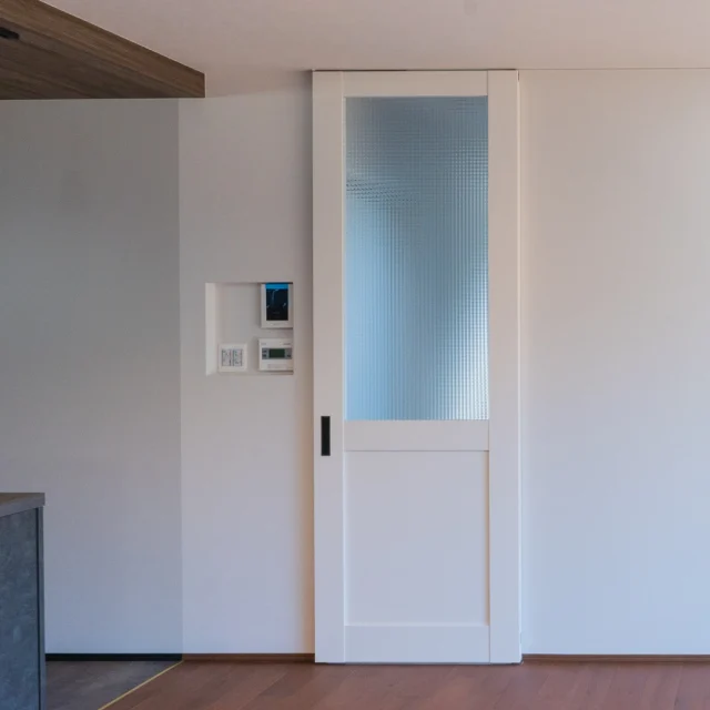 .
.
＼家事も育児もスムーズに！家族の気配を感じる採光引き戸／

廊下や隣の部屋へ光を届け、家族の存在をそっと伝えてくれる採光デザインの引き戸です。
開け放てばリビングと一体になり、広々と使えて家事動線もスムーズになります。

-------------------------------------
他にもたくさんの施工事例を⁣

ホームページでご紹介しています。⁣

プロフィール @shibayama_komuten より⁣

ぜひ、ご覧ください。
-------------------------------------⁣

#片付けが楽になる家
#片付く家で家族時間充実 
*
#柴山工務店 #佐世保工務店 #佐世保新築 #長崎工務店 #佐世保建設業 #マイホーム #リノベーション #リフォーム  #新築設計施工 #新築注文住宅 #一戸建て #一軒家 #佐世保建築 #家スタグラム
*
#家族の時間 
#暮らしを楽しむ 
#ママ目線の家 
#温もりのある暮らし 
#家事動線のいい間取り
#高性能住宅 
#主婦目線の家づくり
*
#interiordesign #homeplan 
*
#引き戸 #子育て世代の家 #家事動線 #採光ドア #リビングドア