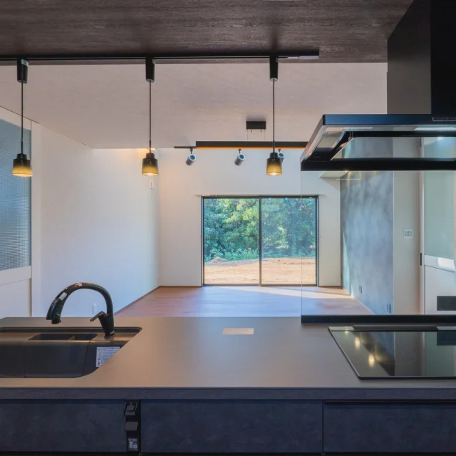 .
.
＼キッチンからの眺めが、家族の特等席に／

料理をしながらお子様の様子を見守れる、開放感たっぷりのキッチン空間です。
リビングはもちろん、大きな窓の向こうの景色まで見渡せるので、家族の会話も自然と弾みますね。
アイランド型のキッチンは、家事の動線もスムーズで、お手伝いもしやすい設計です。

-------------------------------------
他にもたくさんの施工事例を⁣

ホームページでご紹介しています。⁣

プロフィール @shibayama_komuten より⁣

ぜひ、ご覧ください。
-------------------------------------⁣

#片付けが楽になる家
#片付く家で家族時間充実 
*
#柴山工務店 #佐世保工務店 #佐世保新築 #長崎工務店 #佐世保建設業 #マイホーム #リノベーション #リフォーム  #新築設計施工 #新築注文住宅 #一戸建て #一軒家 #佐世保建築 #家スタグラム
*
#家族の時間 
#暮らしを楽しむ 
#ママ目線の家 
#温もりのある暮らし 
#家事動線のいい間取り
#高性能住宅 
#主婦目線の家づくり
*
#interiordesign #homeplan 
*
#対面キッチン #オープンLDK #家族の繋がり #家事楽動線 #高気密高断熱