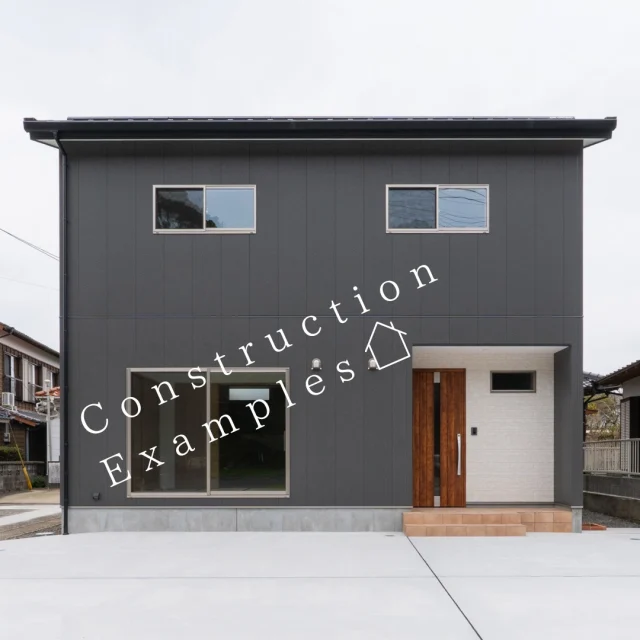 .
.
＼安心と暮らしやすさを叶える、シンプルモダン／

流行に左右されない、スクエアで落ち着いた佇まい。
ダークカラーのモダンな外壁に、木目調の玄関ドアが温かみをプラス。
お子様が成長しても飽きることなく、永く愛着を持って住めるデザインです。

-------------------------------------
他にもたくさんの施工事例を⁣

ホームページでご紹介しています。⁣

プロフィール @shibayama_komuten より⁣

ぜひ、ご覧ください。
-------------------------------------⁣

#片付けが楽になる家
#片付く家で家族時間充実 
*
#柴山工務店 #佐世保工務店 #佐世保新築 #長崎工務店 #佐世保建設業 #マイホーム #リノベーション #リフォーム  #新築設計施工 #新築注文住宅 #一戸建て #一軒家 #佐世保建築 #家スタグラム
*
#家族の時間 
#暮らしを楽しむ 
#ママ目線の家 
#温もりのある暮らし 
#家事動線のいい間取り
#高性能住宅 
#主婦目線の家づくり
*
#interiordesign #homeplan 
*
#マイホーム計画 #外観デザイン #シンプルモダン #高耐久 #安心の家づくり