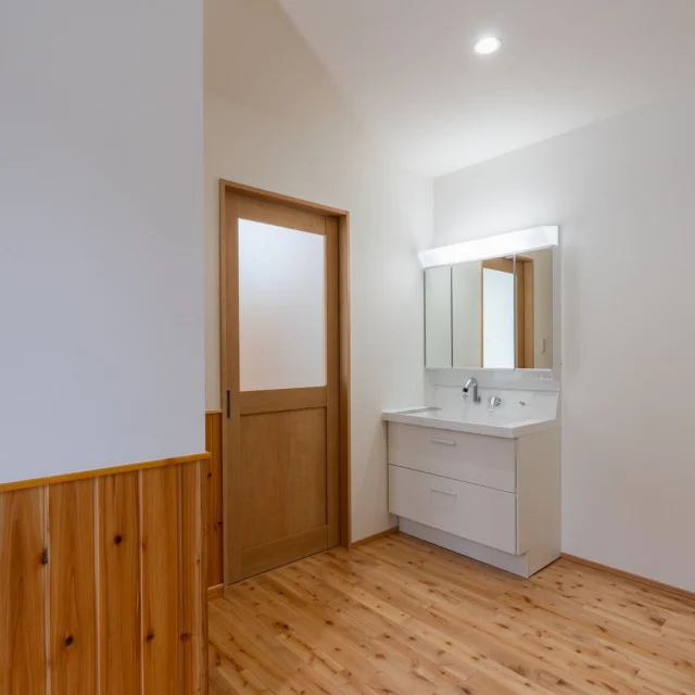 .
.
＼おかえり動線で安心をプラス／

「ただいま」と帰ってきてすぐに手洗い・うがいができるように、玄関近くに洗面台を配置しました。
小さなお子様がいるご家庭では、感染症対策としても安心ですね。
リビングに入る前に清潔になり、家族の健康を大切にする家づくりです。

-------------------------------------
他にもたくさんの施工事例を⁣

ホームページでご紹介しています。⁣

プロフィール @shibayama_komuten より⁣

ぜひ、ご覧ください。
-------------------------------------⁣

#片付けが楽になる家
#片付く家で家族時間充実 
*
#柴山工務店 #佐世保工務店 #佐世保新築 #長崎工務店 #佐世保建設業 #マイホーム #リノベーション #リフォーム  #新築設計施工 #新築注文住宅 #一戸建て #一軒家 #佐世保建築 #家スタグラム
*
#家族の時間 
#暮らしを楽しむ 
#ママ目線の家 
#温もりのある暮らし 
#家事動線のいい間取り
#高性能住宅 
#主婦目線の家づくり
*
#interiordesign #homeplan 
*
#玄関手洗い #ただいま動線 #子育て世代の家 #木の温もり #安心安全な暮らし