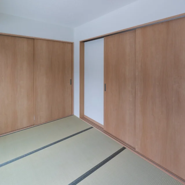 .
.
＼多用途に使える和の癒やし／

子育て中のご家族にこそおすすめしたい畳スペース。
実は子育て世代にはとても便利な空間です。赤ちゃんのお昼寝や遊び場、おむつ替えの場所として大活躍。
引き戸を開け放てばリビングと繋がり、閉めれば客間としてフレキシブルに使えます。
い草の香り、やさしい木の温もりに包まれながら、家族みんながほっと一息つける「安心」の空間です。

-------------------------------------
他にもたくさんの施工事例を⁣

ホームページでご紹介しています。⁣

プロフィール @shibayama_komuten より⁣

ぜひ、ご覧ください。
-------------------------------------⁣

#片付けが楽になる家
#片付く家で家族時間充実 
*
#柴山工務店 #佐世保工務店 #佐世保新築 #長崎工務店 #佐世保建設業 #マイホーム #リノベーション #リフォーム  #新築設計施工 #新築注文住宅 #一戸建て #一軒家 #佐世保建築 #家スタグラム
*
#家族の時間 
#暮らしを楽しむ 
#ママ目線の家 
#温もりのある暮らし 
#家事動線のいい間取り
#高性能住宅 
#主婦目線の家づくり
*
#interiordesign #homeplan 
*
#和室のある家 #畳スペース #多目的空間 #子育ての家 #木の温もり