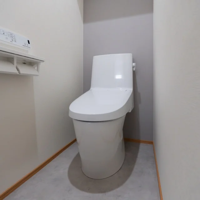 .
.
＼温もり感じる上質空間／

グレーのスタイリッシュな床を採用した、落ち着いた雰囲気のレストルームです。
無機質なだけではなく、木のぬくもりをさりげなく取り入れることで、ホッと一息つける温かみをプラスしました。

-------------------------------------
他にもたくさんの施工事例を⁣

ホームページでご紹介しています。⁣

プロフィール @shibayama_komuten より⁣

ぜひ、ご覧ください。
-------------------------------------⁣

#片付けが楽になる家
#片付く家で家族時間充実 
*
#柴山工務店 #佐世保工務店 #佐世保新築 #長崎工務店 #佐世保建設業 #マイホーム #リノベーション #リフォーム  #新築設計施工 #新築注文住宅 #一戸建て #一軒家 #佐世保建築 #家スタグラム
*
#家族の時間 
#暮らしを楽しむ 
#ママ目線の家 
#温もりのある暮らし 
#家事動線のいい間取り
#高性能住宅 
#主婦目線の家づくり
*
#interiordesign #homeplan 
*
#レストルーム #トイレインテリア #モダンインテリア #家づくり #注文住宅