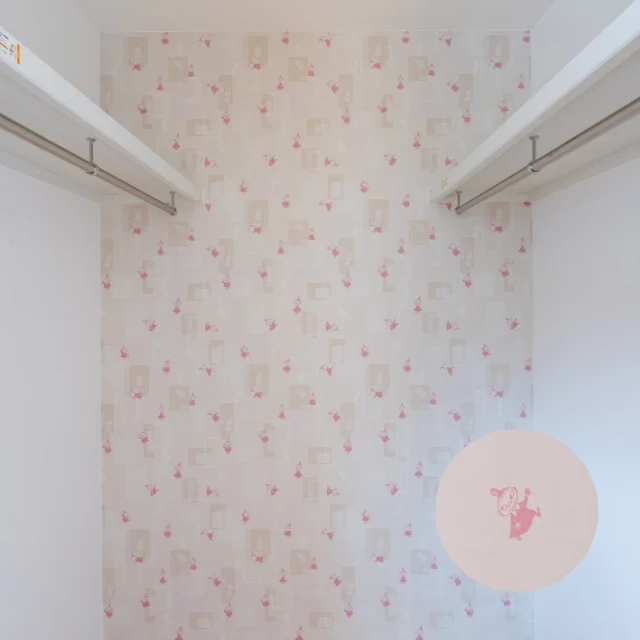 .
.
＼自分だけの特別空間／

毎日使う場所だからこそ、わがままにお気に入りを詰め込みませんか？
こちらは、リトルミィの壁紙をアクセントにした、遊び心あふれるクローゼットです。

家づくりは、耐震性や断熱性といった安心・安全はもちろん大切ですが、毎日が「楽しい」と感じられる、自分だけの心が躍る空間を取り入れることも重要です。
ふとした瞬間に目に入る、こんなお気に入り空間が、暮らしをより豊かに彩ってくれます。

-------------------------------------
他にもたくさんの施工事例を⁣

ホームページでご紹介しています。⁣

プロフィール @shibayama_komuten より⁣

ぜひ、ご覧ください。
-------------------------------------⁣

#片付けが楽になる家
#片付く家で家族時間充実 
*
#柴山工務店 #佐世保工務店 #佐世保新築 #長崎工務店 #佐世保建設業 #マイホーム #リノベーション #リフォーム  #新築設計施工 #新築注文住宅 #一戸建て #一軒家 #佐世保建築 #家スタグラム
*
#家族の時間 
#暮らしを楽しむ 
#ママ目線の家 
#温もりのある暮らし 
#家事動線のいい間取り
#高性能住宅 
#主婦目線の家づくり
*
#interiordesign #homeplan 
*
#壁紙クロス #クローゼット #自分だけの空間 #暮らしを楽しむ #子育て世代の家