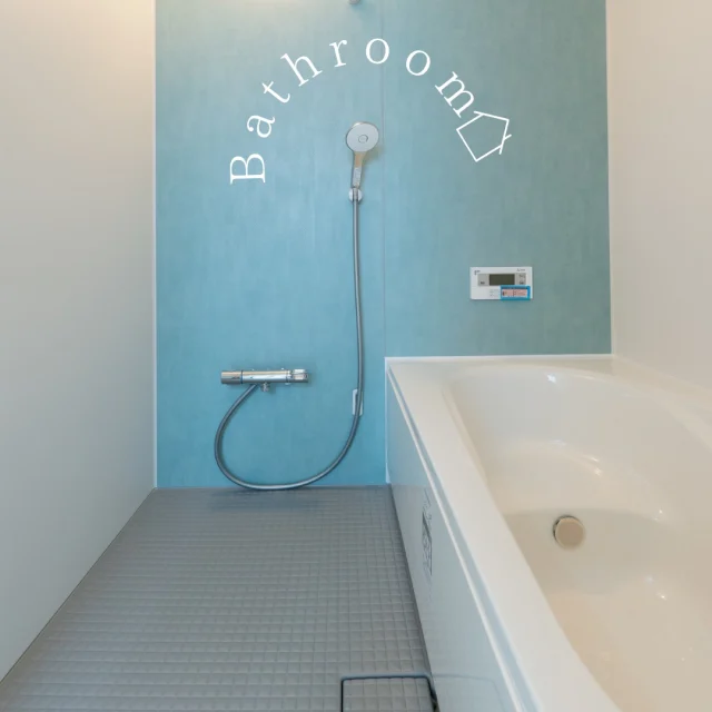 .
.
＼一日の疲れを癒す空間／

一日の終わりを心地よく締めくくる、バスルームのご紹介です。
アクセントのブルーの壁は、遊び心とリラックス効果を両立させたデザイン。
落ち着いた色合いの組み合わせが「大人カジュアル」な雰囲気に。 
安全で清潔な空間であることはもちろん、ゆったりと湯船に浸かりながら、心と体を癒せる場所であってほしい。
一日の疲れを洗い流し、明日への活力を養う、そんな時間を実現しています。

-------------------------------------
他にもたくさんの施工事例を⁣

ホームページでご紹介しています。⁣

プロフィール @shibayama_komuten より⁣

ぜひ、ご覧ください。
-------------------------------------⁣

#片付けが楽になる家
#片付く家で家族時間充実 
*
#柴山工務店 #佐世保工務店 #佐世保新築 #長崎工務店 #佐世保建設業 #マイホーム #リノベーション #リフォーム  #新築設計施工 #新築注文住宅 #一戸建て #一軒家 #佐世保建築 #家スタグラム
*
#家族の時間 
#暮らしを楽しむ 
#ママ目線の家 
#温もりのある暮らし 
#家事動線のいい間取り
#高性能住宅 
#主婦目線の家づくり
*
#interiordesign #homeplan 
*
#バスルームデザイン #リラックス空間 #家づくりのアイデア #家族との時間 #安心できる家