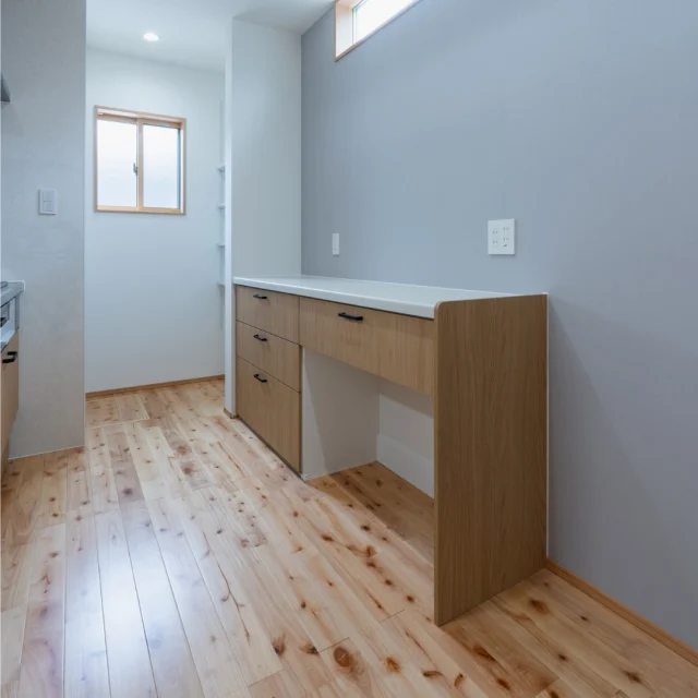 .
.
＼家事効率を上げる魔法／

毎日の調理をもっと快適に、そして家族との時間を大切にしたい。
そんな願いを叶える、キッチン奥の「マルチ作業台」のご紹介です。 

キッチンのすぐ後ろに配置された作業台は、食材のストックや盛り付け、配膳準備などがスムーズに行える、まさにストレスフリーな設計。
作業台には収納も兼ね備えているため、キッチン周りがいつもスッキリと片付きます。 
忙しい子育て世代の皆さまにこそ、実感していただきたい工夫です。

-------------------------------------
他にもたくさんの施工事例を⁣

ホームページでご紹介しています。⁣

プロフィール @shibayama_komuten より⁣

ぜひ、ご覧ください。
-------------------------------------⁣

#片付けが楽になる家
#片付く家で家族時間充実 
*
#柴山工務店 #佐世保工務店 #佐世保新築 #長崎工務店 #佐世保建設業 #マイホーム #リノベーション #リフォーム  #新築設計施工 #新築注文住宅 #一戸建て #一軒家 #佐世保建築 #家スタグラム
*
#家族の時間 
#暮らしを楽しむ 
#ママ目線の家 
#温もりのある暮らし 
#家事動線のいい間取り
#高性能住宅 
#主婦目線の家づくり
*
#interiordesign #homeplan 
*
#家事ラクの家 #キッチン収納 #作業台 #家事動線 #ゆとりのある暮らし