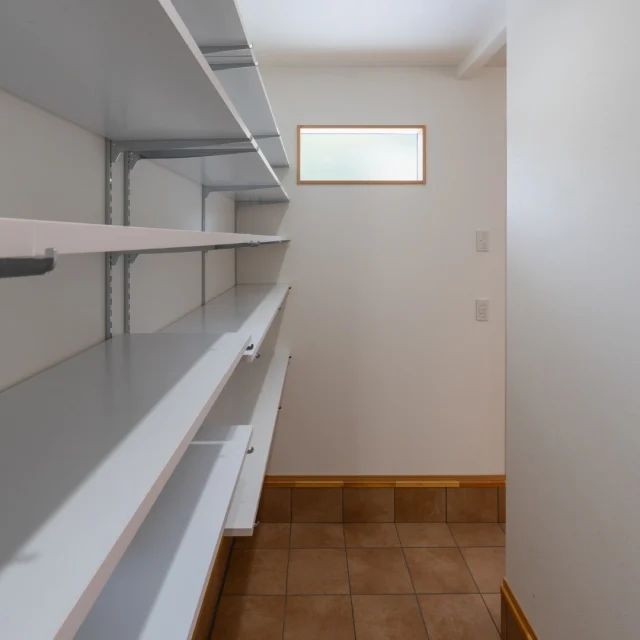 .
.
＼みんなのルーティンを快適に／

毎日の「いってきます」「ただいま」が気持ちよくなる、玄関から続く広々シューズクロークのご紹介です。
靴はもちろん、外遊びの道具などをまとめて収納でき、玄関周りが常にスッキリ整います。 
このスムーズな動線と収納力が、忙しい子育て世代のご家族のルーティンを快適にし、暮らしにゆとりが生まれます。
日々の小さなストレスを減らす設計が、家族の笑顔を守る「安心」にも繋がります。

-------------------------------------
他にもたくさんの施工事例を⁣

ホームページでご紹介しています。⁣

プロフィール @shibayama_komuten より⁣

ぜひ、ご覧ください。
-------------------------------------⁣

#片付けが楽になる家
#片付く家で家族時間充実 
*
#柴山工務店 #佐世保工務店 #佐世保新築 #長崎工務店 #佐世保建設業 #マイホーム #リノベーション #リフォーム  #新築設計施工 #新築注文住宅 #一戸建て #一軒家 #佐世保建築 #家スタグラム
*
#家族の時間 
#暮らしを楽しむ 
#ママ目線の家 
#温もりのある暮らし 
#家事動線のいい間取り
#高性能住宅 
#主婦目線の家づくり
*
#interiordesign #homeplan 
*
#シューズクローク #玄関収納 #大容量収納 #動線設計 #ゆとりのある暮らし