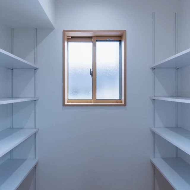 .
.
＼キッチン奥の頼れる秘密基地／

キッチン奥の大容量パントリーは、食品ストックや日用品をたっぷりと収納し、キッチンをいつもスッキリ保つ強い味方です。
写真のように明るく開放的なデザインにすることで、作業も楽しくなりますね。
物が溢れない収納計画は、ご家族が安全に快適に過ごすための大切な要素です。
動線もスムーズになり、家事の時短にも繋がります。
毎日の暮らしを整え、ご家族との時間にゆとりが生まれる、そんな住まいづくりをご提案しています。

-------------------------------------
他にもたくさんの施工事例を⁣

ホームページでご紹介しています。⁣

プロフィール @shibayama_komuten より⁣

ぜひ、ご覧ください。
-------------------------------------⁣

#片付けが楽になる家
#片付く家で家族時間充実 
*
#柴山工務店 #佐世保工務店 #佐世保新築 #長崎工務店 #佐世保建設業 #マイホーム #リノベーション #リフォーム  #新築設計施工 #新築注文住宅 #一戸建て #一軒家 #佐世保建築 #家スタグラム
*
#家族の時間 
#暮らしを楽しむ 
#ママ目線の家 
#温もりのある暮らし 
#家事動線のいい間取り
#高性能住宅 
#主婦目線の家づくり
*
#interiordesign #homeplan 
*
#パントリー収納 #キッチン収納 #家事動線 #子育て世代の家 #安心安全の住まい